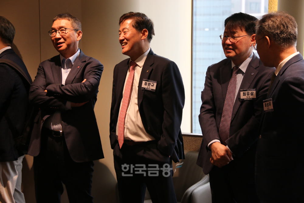(왼쪽부터) 김학수 넥스트레이드 대표, 정완규 여신금융협회 회장(가운데), 최유삼 신용정보원 원장이 19일 은행연합회 16층 뱅커스클럽에서 열린 2026한국금융미래포럼 VIP간담회에서 이야기를 나누고 있다./사진=한국금융신문