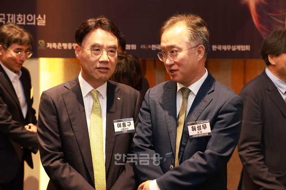 이홍구 KB증권 대표(왼쪽)과 허성무 한국성장금융투자운용 대표가 2026한국금융미래포럼 VIP간담회에서 이야기를 나누고 있다./사진=한국금융신문