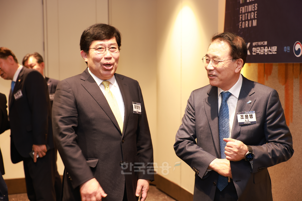 윤창현 코스콤 사장(왼쪽)과 조용병 은행연합회 회장이 2026한국금융미래포럼 VIP간담회에서 이야기를 나누고 있다./사진=한국금융신문
