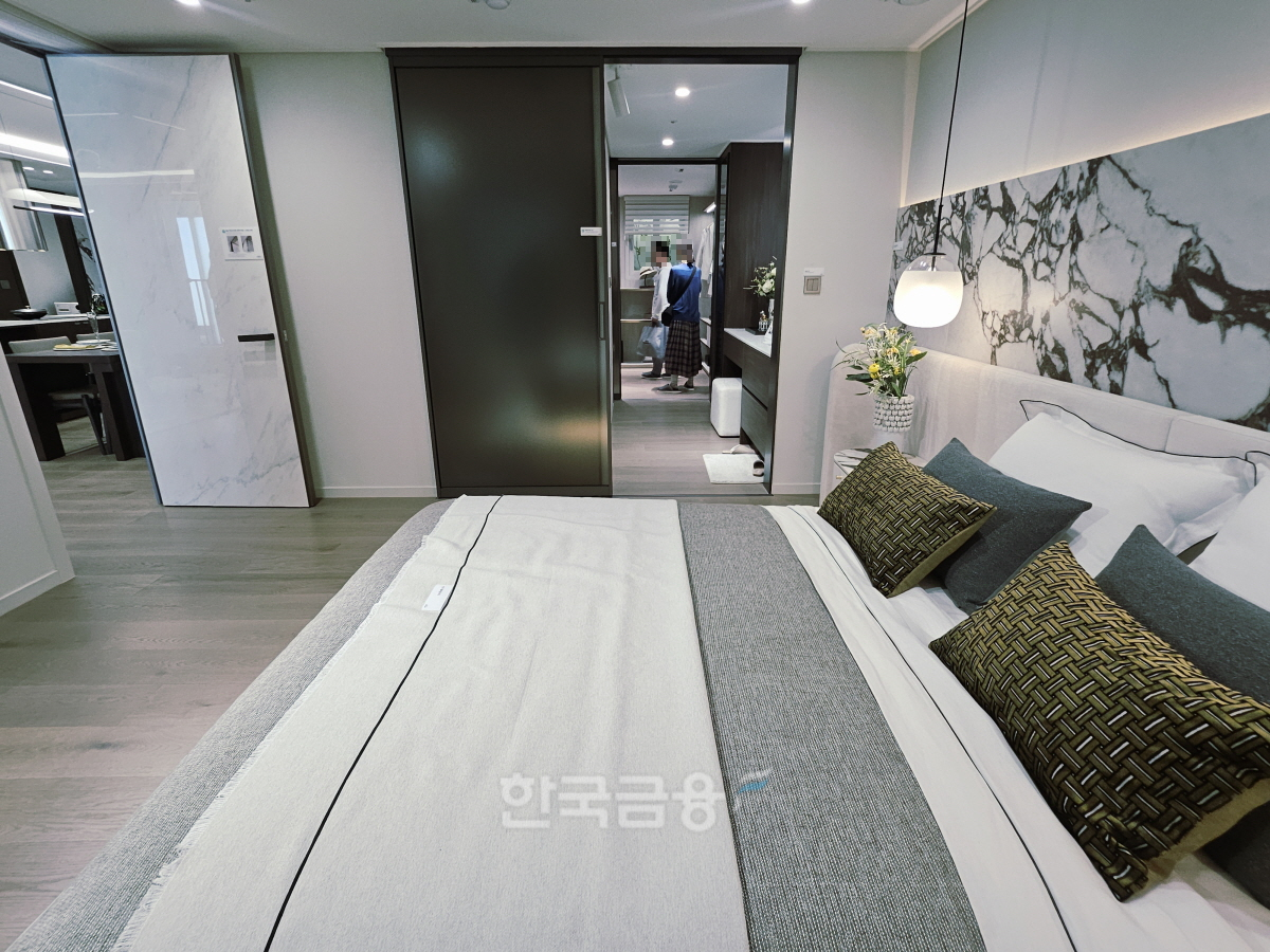 전용 113㎡A 유니트 안방에서 드레스룸을 바라본 모습./사진=조범형 기자