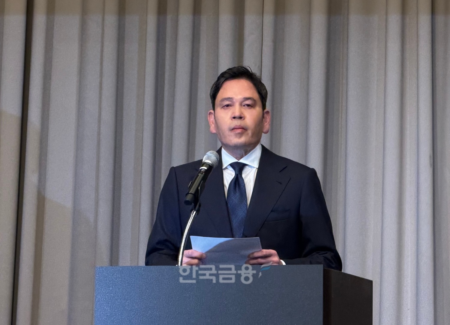 정용진 신세계그룹 회장이 26일 서울 강남구 조선팰리스서 사과문을 발표하는 모습. /사진=박슬기 기자