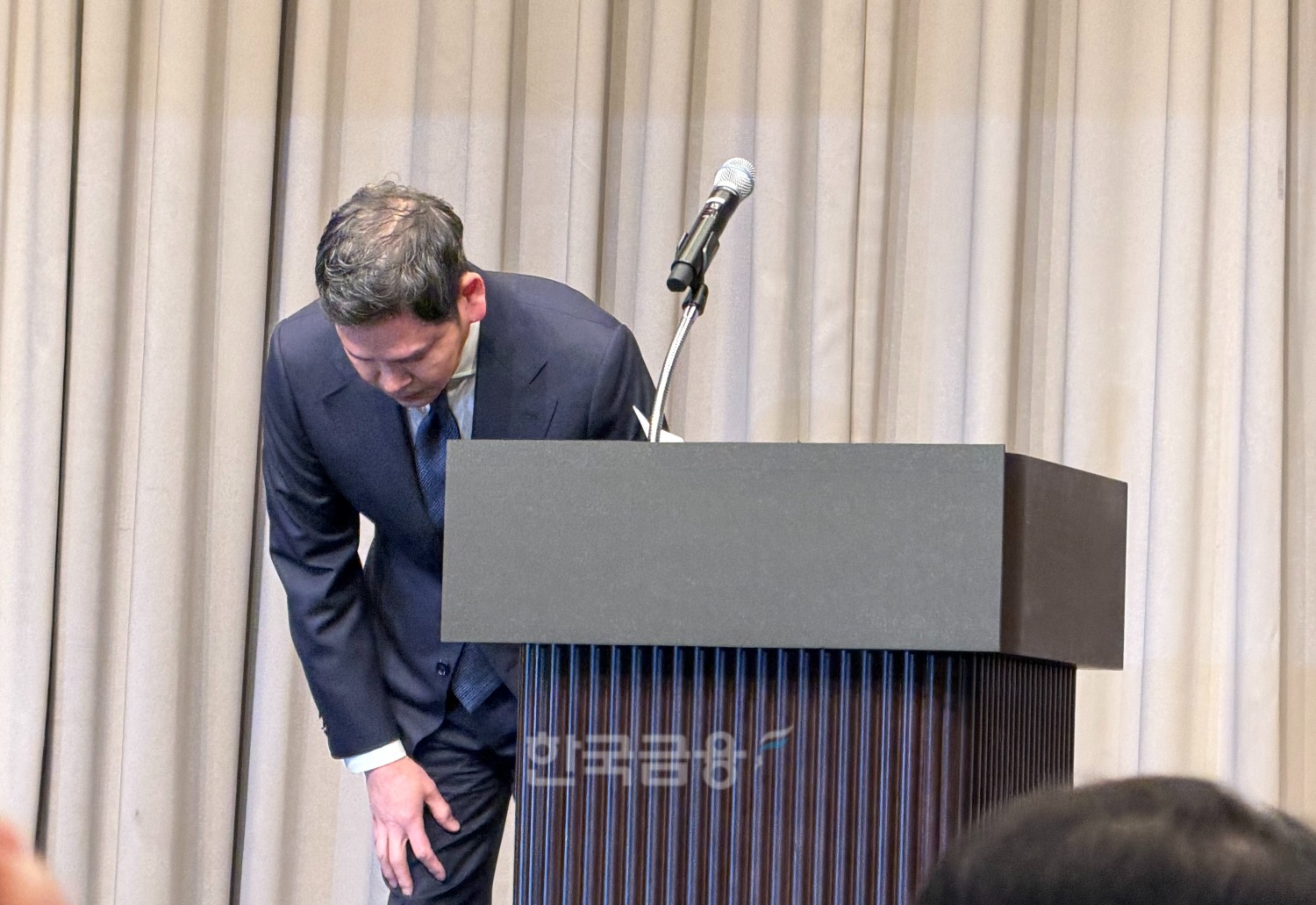 정용진 회장이 고개 숙여 사과하는 모습. /사진=박슬기 기자
