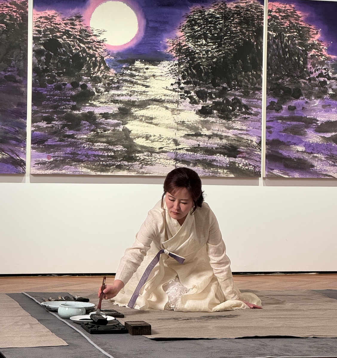 지난 23일 류재춘 작가가 전통 안동포 홑이불 위에 수묵화를 그리는 퍼포먼스를 펼치고 있다.