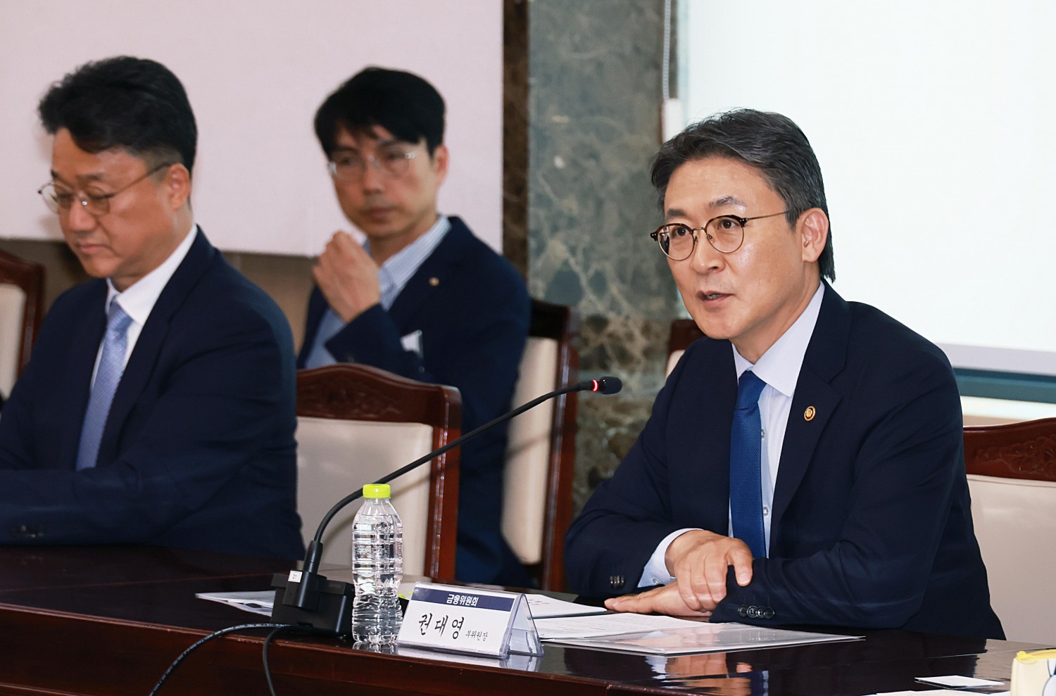 권대영 금융위원회 부위원장이 28일 오후 서울 종로구 정부서울청사에서 경찰청, 금융정보분석원, 금융감독원, 금융보안원, 전(全) 금융권 협회 및 주요 시중은행 담당자 등과 함께 개최한 금융권 보이스피싱 근절 협의회 제1차 회의에서 신종피싱 범죄에 대한 효과적인 탐지·차단 방안, 두터운 피해자 보호를 위한 정부·민간의 자체적 대응, 기타 피싱범죄 방지를 위한 기관간 협조체계 구축 등에 대해 논의했다. / 사진제공=금융위원회