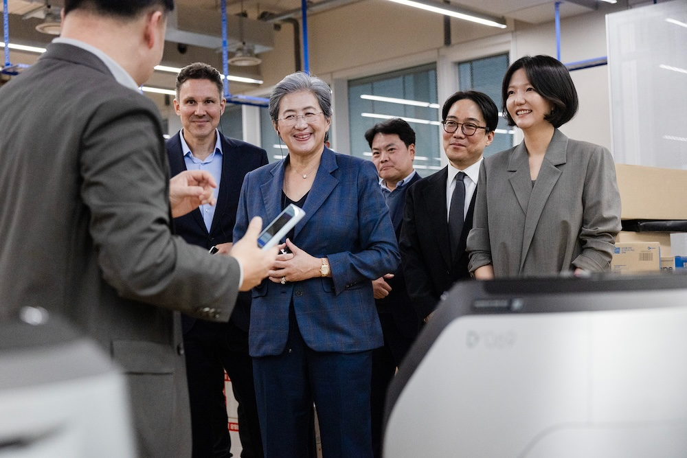리사 수 AMD 최고경영자(CEO)(왼쪽 세 번째) , 최수연 네이버 대표.(오른쪽 첫 번째) /사진=네이버