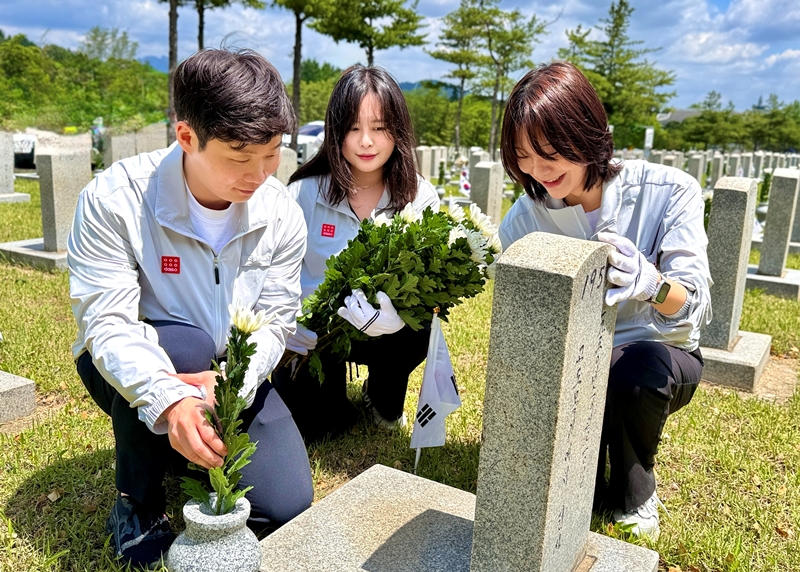 아성다이소 임직원들이 호국보훈의 달을 맞아 국립서울현충원에서 봉사활동을 진행하고 있는 모습. /사진제공=아성다이소