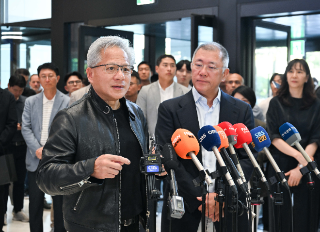 8일 현대차 사옥을 방문한 젠슨 황 엔비디아 CEO(왼쪽)와 정의선 현대차그룹 회장. / 사진=현대차그룹