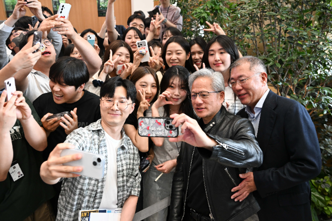 8일 현대차그룹 사옥에 방문해 임직원들과 셀카를 촬영하고 있는 젠슨 황 엔비디아 CEO와 정의선 현대차그룹 회장. / 사진=현대차그룹