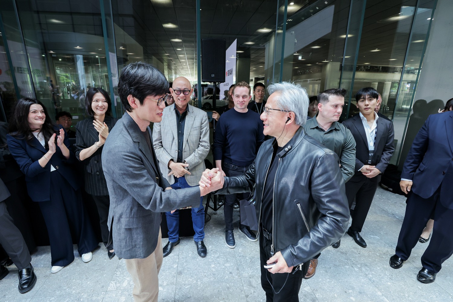 지난 8일 젠슨 황 엔비디아 최고경영자(CEO)는 경기 성남시 분당구에 위치한 네이버 사옥 '1784'를 찾아 이해진 네이버 글로벌투자책임자(GIO) 겸 이사회 의장과 회동했다. /사진=네이버