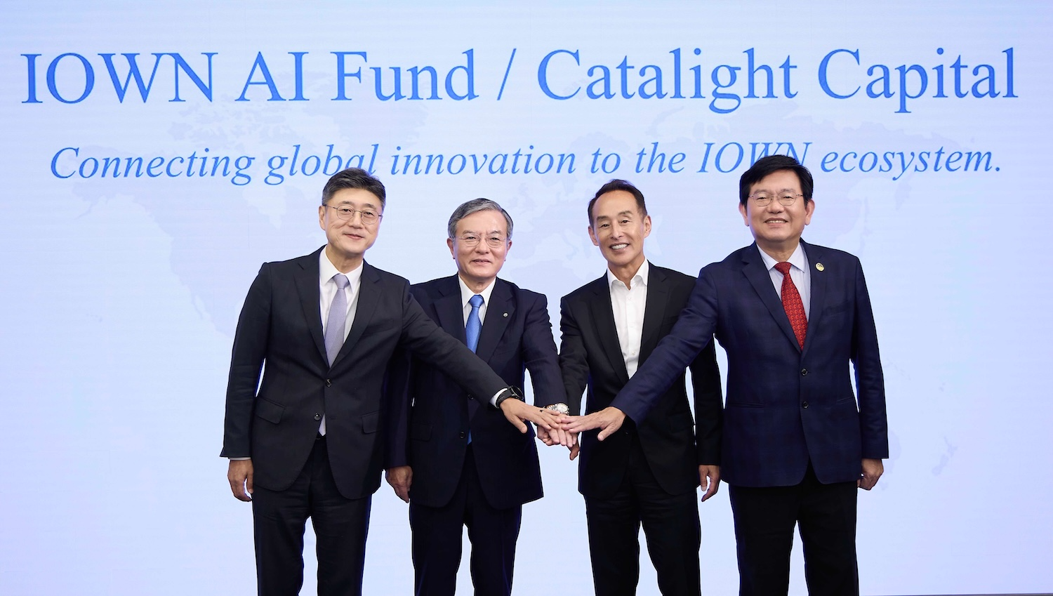 (왼쪽부터) 정재헌 SKT 대표, 시마다 아키라 NTT 최고경영자(CEO), 손영권 월든 카탈리스트 벤처스(WCV) 공동 창업자, 린롱츠 중화텔레콤 사장. /사진=SKT