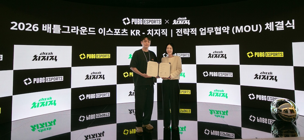 12일 서울 강남구에서 열린 배틀그라운드 e스포츠·치지직 전략적 업무협약 체결식에서 박수용 크래프톤 e스포츠 실장(왼쪽)과 신슬기 네이버 게임 콘텐츠 제휴 리더가 기념사진을 촬영하고 있다. /사진=네이버