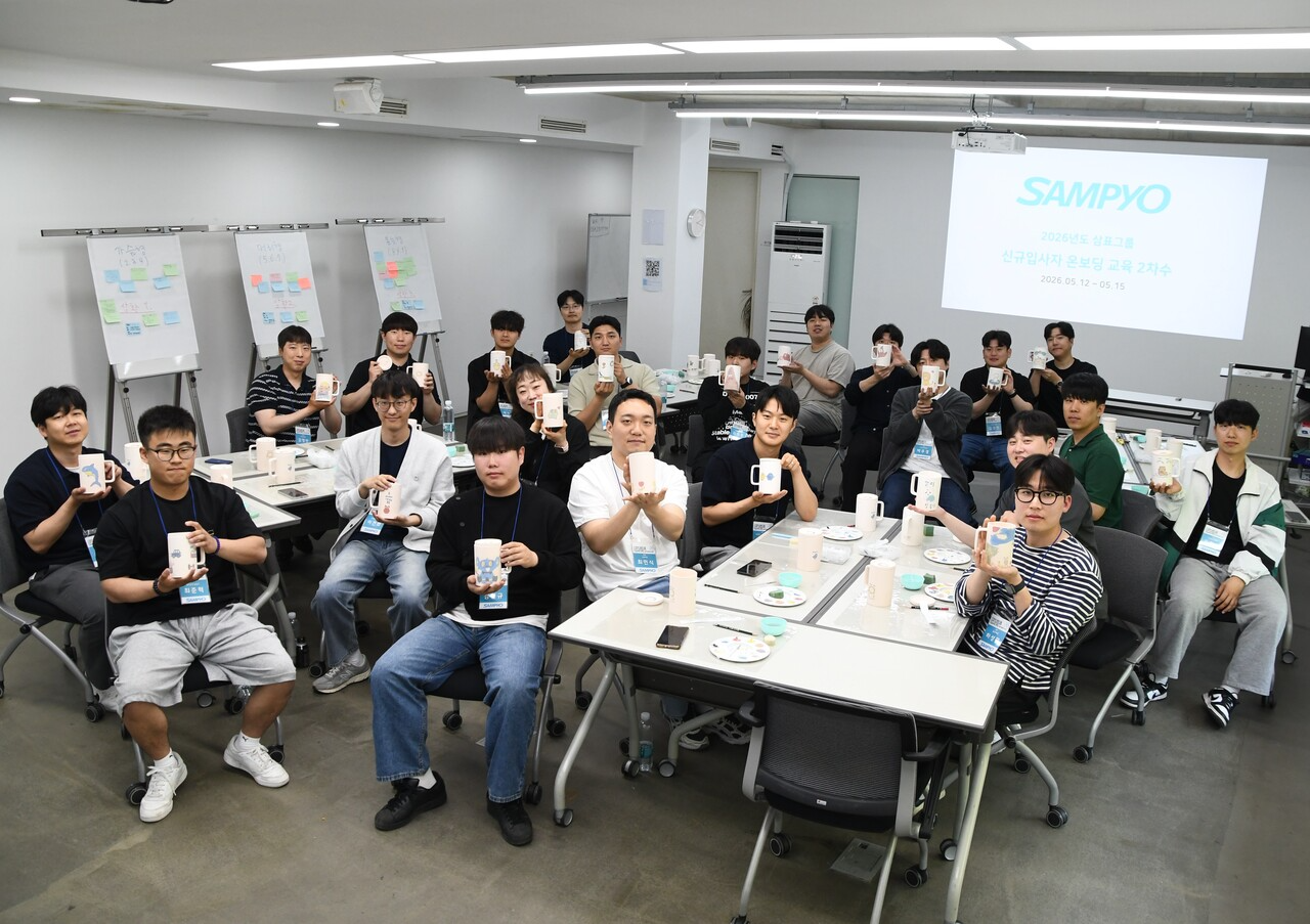 삼표그룹 신입사원들이 사회공헌 봉사활동을 진행하고 기념촬영을 하는 모습./사진제공=삼표그룹