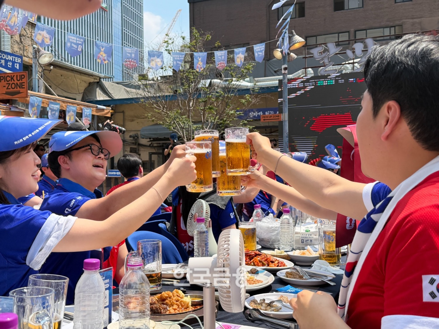 응원객들이 득점 이후 맥주잔을 들며 건배를 하고 있다. /사진=양현우 기자