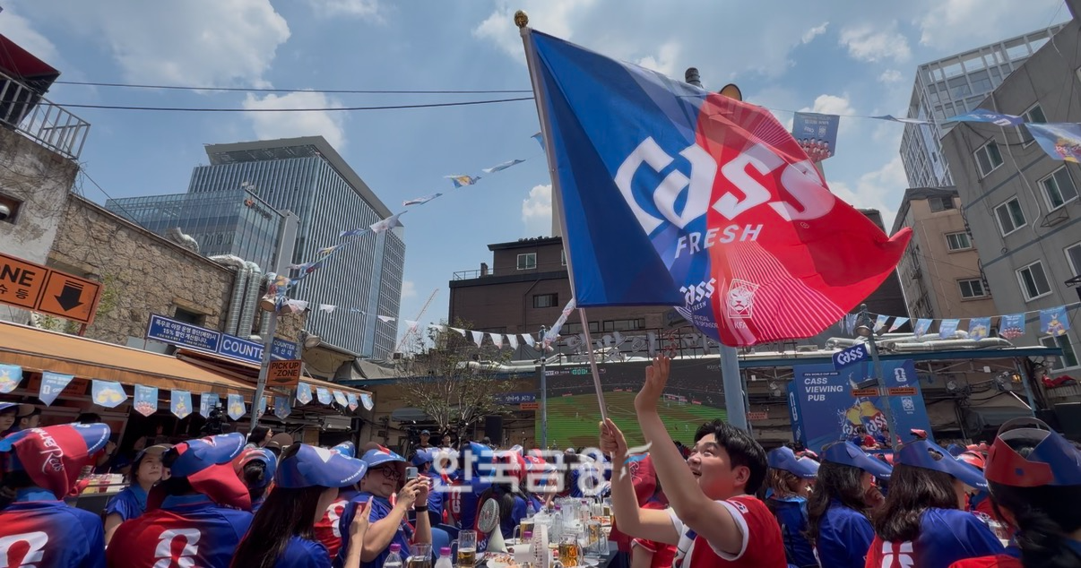 응원객들이 카스 뷰잉펍에서 대한민국 축구 국가대표팀을 응원하고 있다. /사진=양현우 기자