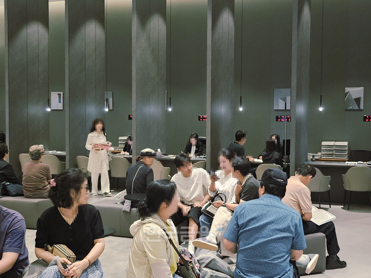 견본주택 유니트를 확인한 방문객들이 상담석에서 분양가와 대출 가능 여부 등 상담하기 위해 대기하는 모습./사진=조범형 기자