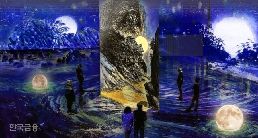 더현대 서울 전시회에 걸린 류재춘 작가의 미디어아트 작품 '월하'를 관람객들이 감상하고 있다.