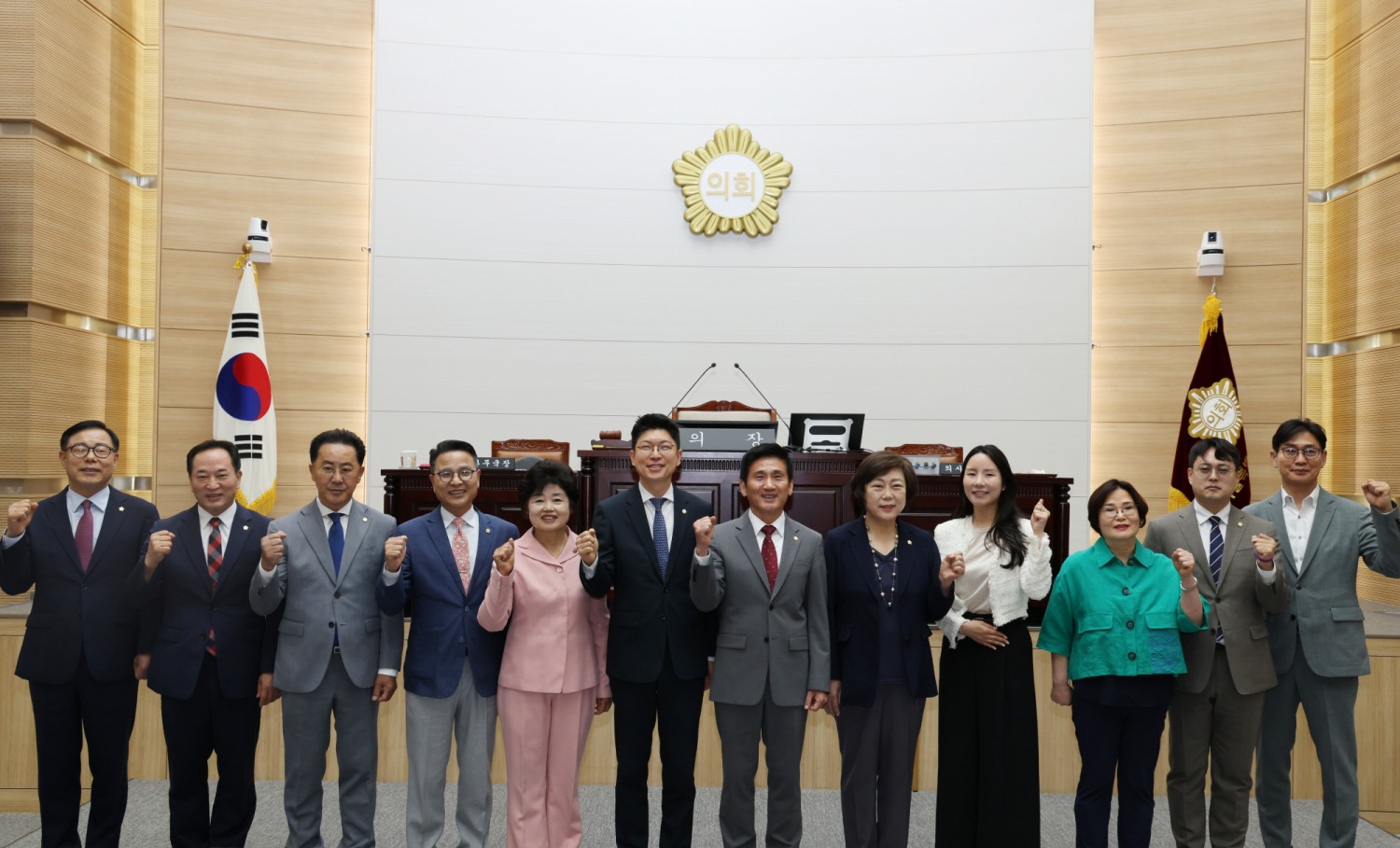 용산구의회 의원들이 본회의장에서 기념촬영을 하는 모습./사진제공=용산구의회