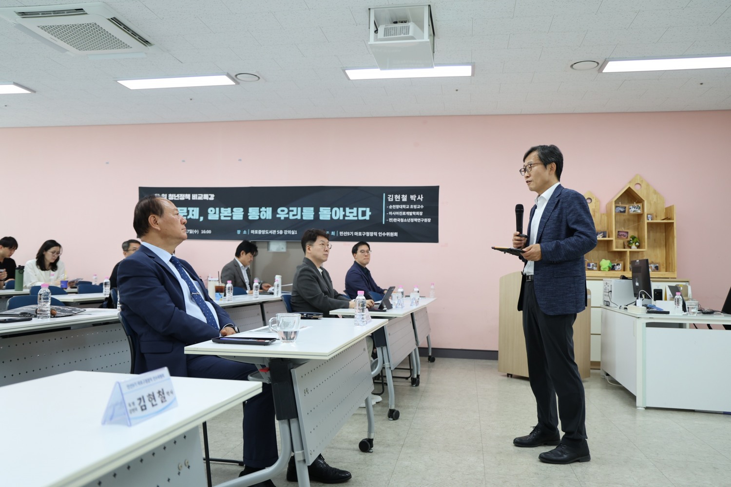 유동균 마포구청장 당선인이 청년 정책 특강을 경청하는 모습./사진제공=마포구 인수위