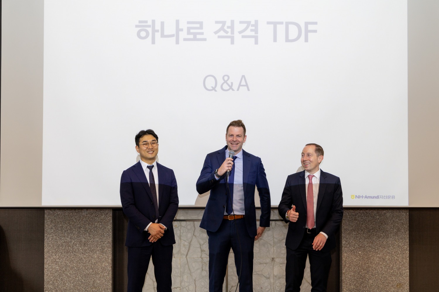 NH-Amundi자산운용은 18일 서울 더 플라자 호텔에서 자산운용사 올스프링(Allspring)과 함께 '하나로 TDF 투자전략 간담회'를 개최했다. 왼쪽부터 김석환 NH-Amundi운용 솔루션팀장, 프랭크 쿡(Frank Cooke) 올스프링 글로벌솔루션부문 총괄, 마티아스 샤이버(Matthias Schieber) 올스프링 멀티에셋부문 총괄. / 사진제공=NH-Amundi자산운용(2026.6.18)