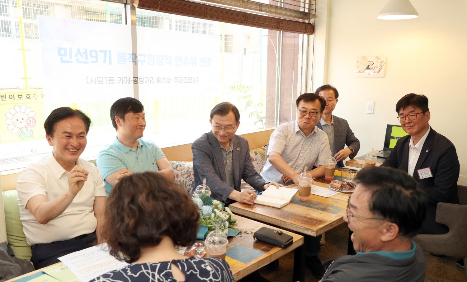 류삼영 동작구청장 당선인(왼쪽)이 사당1동 카페·공방거리 활성화 주민간담회에서 주민들과 소통하는 모습./사진제공=동작구