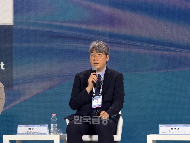19일 서울 삼성동 코엑스에서 열린 한국산업은행 주최 '넥스트라이즈 2026'에서 '금융과 AI'를 주제로 한 세션이 진행됐다. 이날 세션에서 발언하고 있는 이상근 고려대 정보보호대학원 부교수 겸 인공지능보안연구소장. / 사진=지다혜 기자