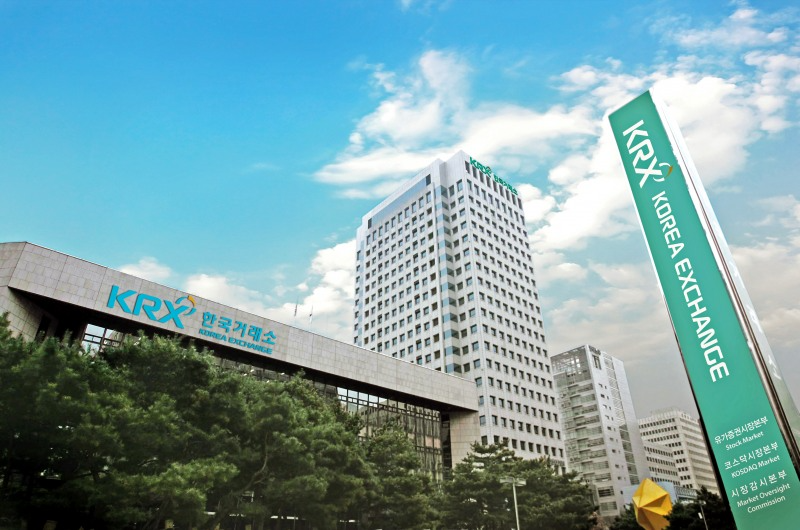 거래소가 오는 7월 1일 서울 여의도 콘래드호텔에서 '코스닥 시장 개설 30주년 기념식'을 개최한다. 한국거래소 서울사옥 모습. / 사진= 한국거래소
