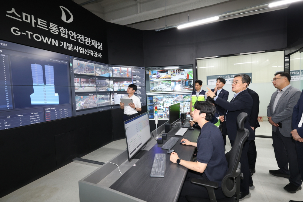 김보현 대우건설 대표이사가 과천 G-TOWN 개발사업 신축공사 스마트통합안전과제실을 살펴보는 모습. /사진제공=대우건설
