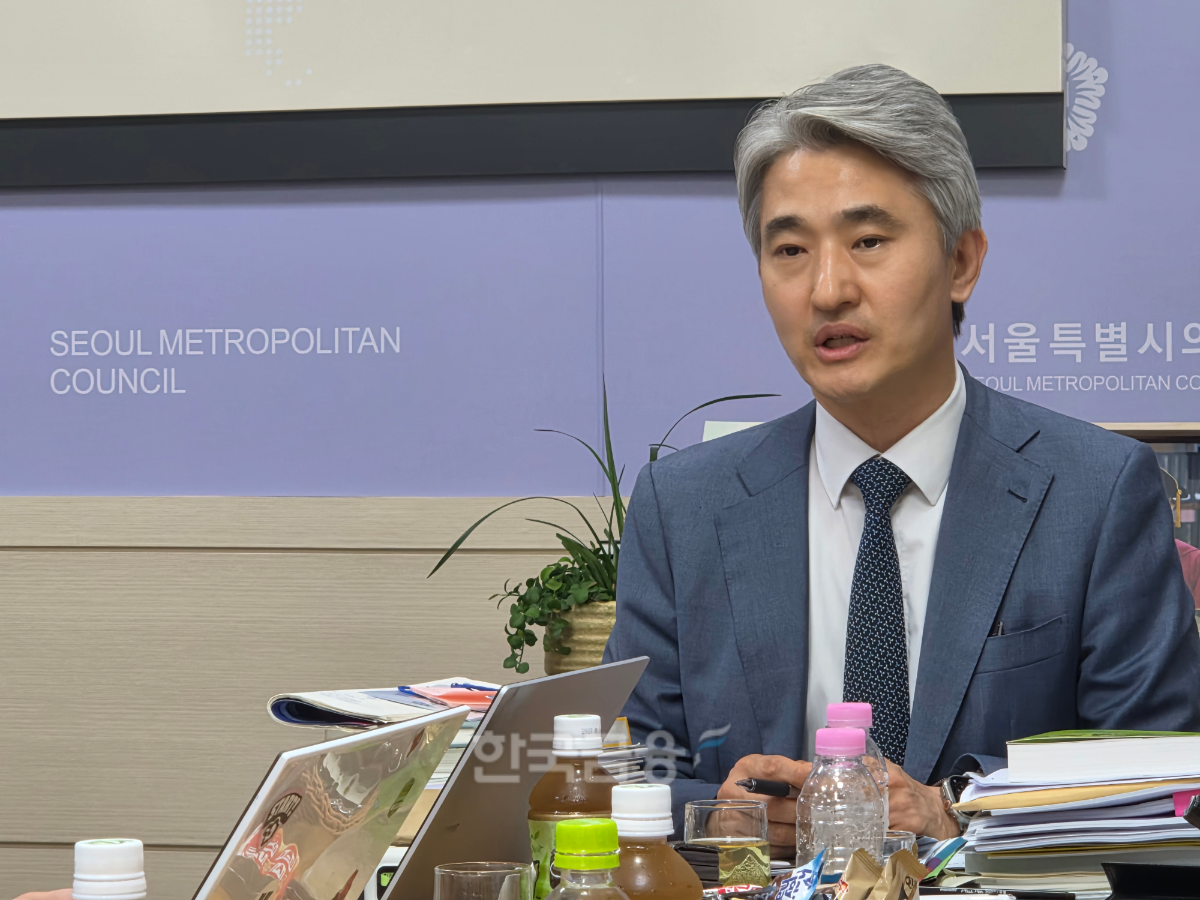 25일 김인제 서울시의회 부의장(더불어민주당,구로2)이 기자들과의 간담회에서 답변하고 있다. /사진=조범형 기자