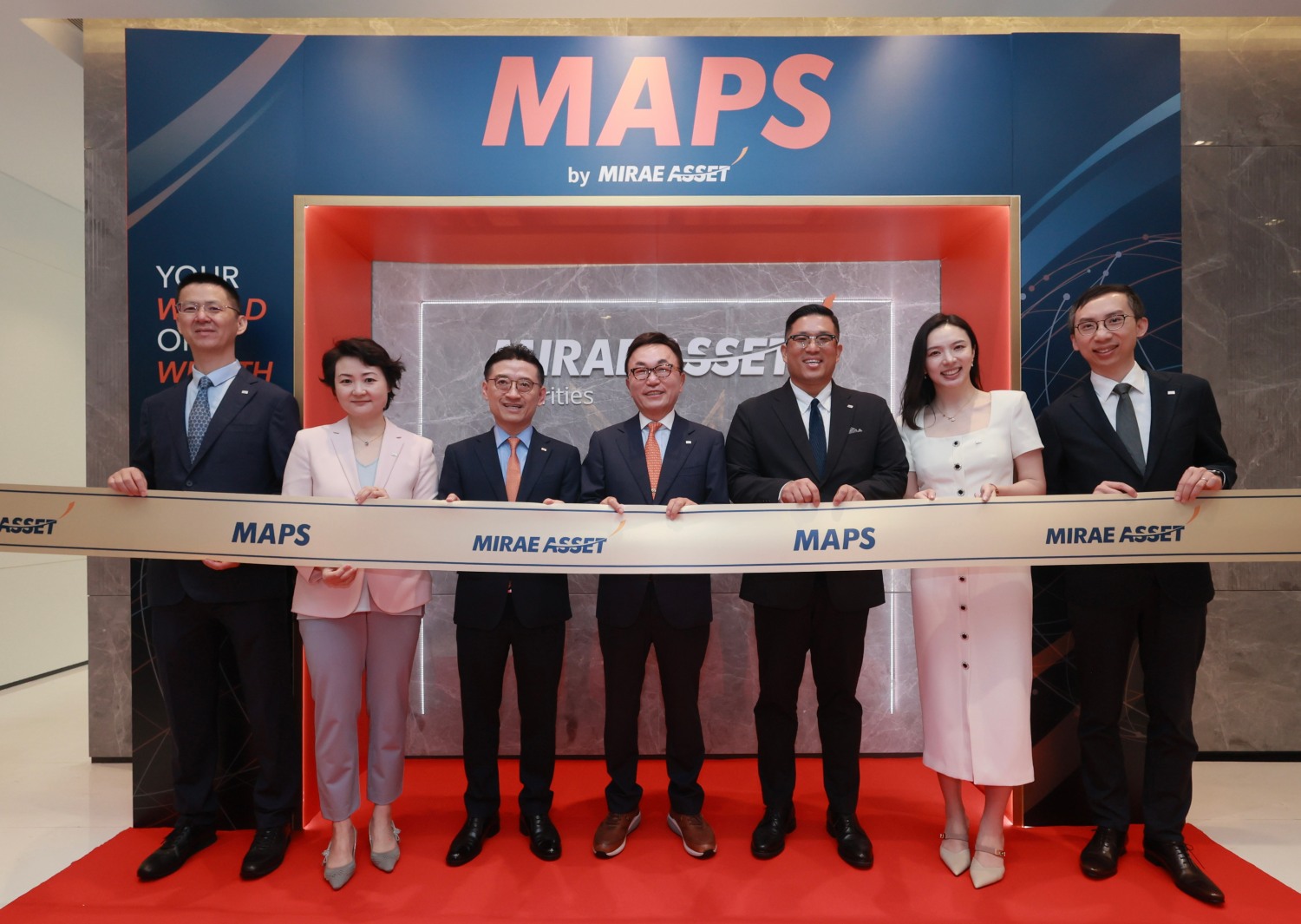 26일 홍콩 현지에서 'MAPS by Mirae Asset' 공식 행사가 진행된 가운데, (왼쪽부터) 미래에셋증권 홍콩법인 Stanley Chen Head of Wealth Management, Shasha Huang Head of Investment and capital markets, 미래에셋증권 김미섭 부회장, 미래에셋그룹 박현주 GSO, 미래에셋증권 홍콩법인 성준엽 대표, 상해사무소 Elisa Zha 소장, 홍콩법인 Alex Sung Head of IT 가 기념사진을 촬영하고 있다. / 사진제공= 미래에셋증권(2026.06.29)