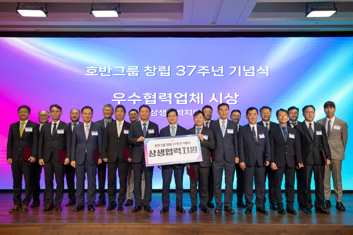 김선규 호반그룹 회장(가운데)이 지난달 30일 창립 37주년 기념식에서 우수 협력사 관계자에게 상생 협력 지원금을 전달한 후 기념촬영을 하고 있다. /사진제공=호반그룹
