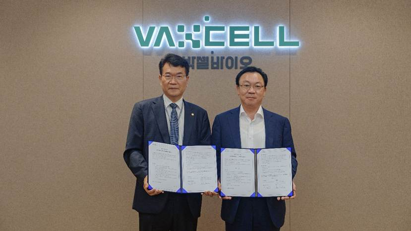 박셀바이오가 1일 아이티아이즈와 생성형 인공지능(GENAI) 기반 AI 솔루션을 활용한 차세대 세포·유전자치료제(CGT) 및 항암면역치료제 개발을 위한 업무협약(MOU)을 체결했다. 이제중 박셀바이오 대표(왼쪽)와 이성남 아이티아이즈 대표가 MOU 체결 후 기념촬영을 하고 있다. ⓒ 박셀바이오