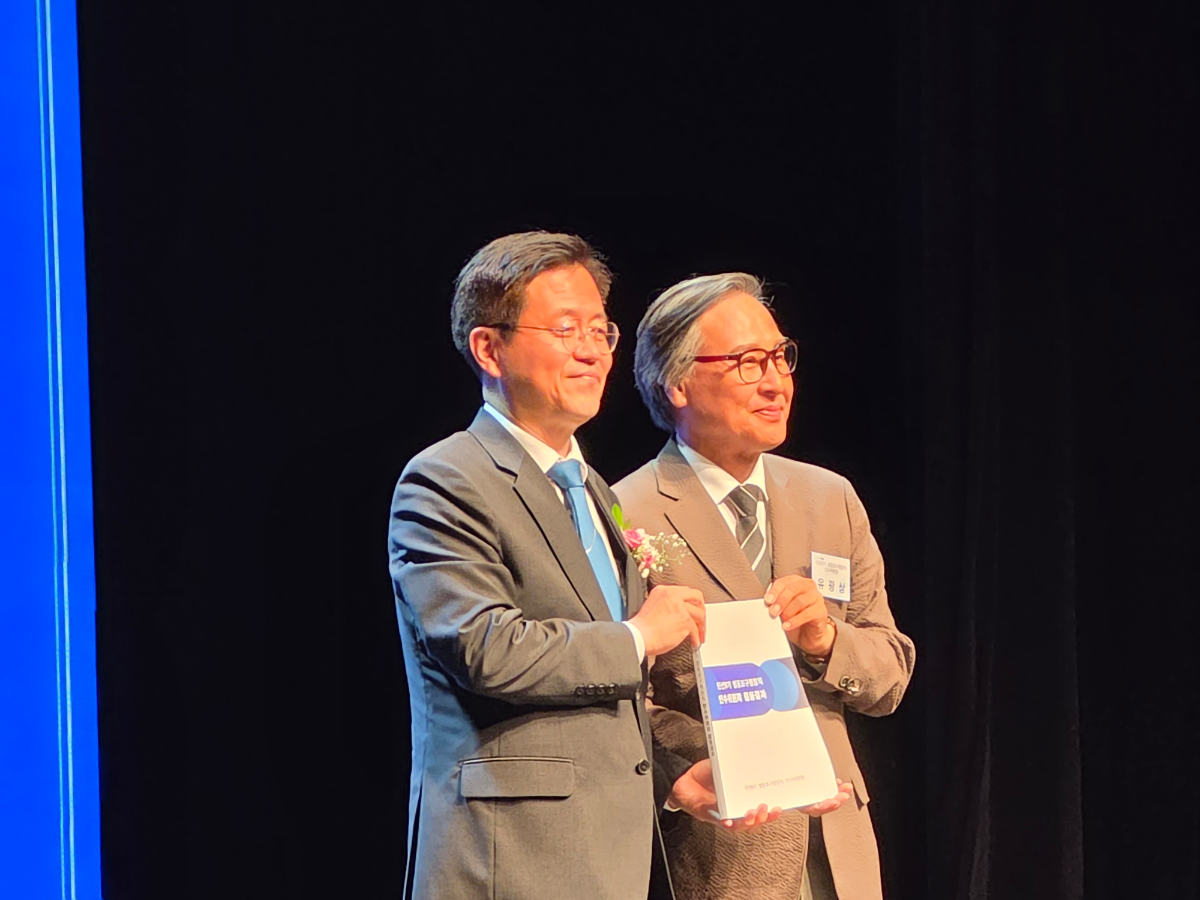 지난 1일 민선9기 영등포구청장 취임식에서 유광상 인수위원장이 조유진 신임 영등포구청장에게 인수위원회 백서를 전달했다. /사진=조범형 기자