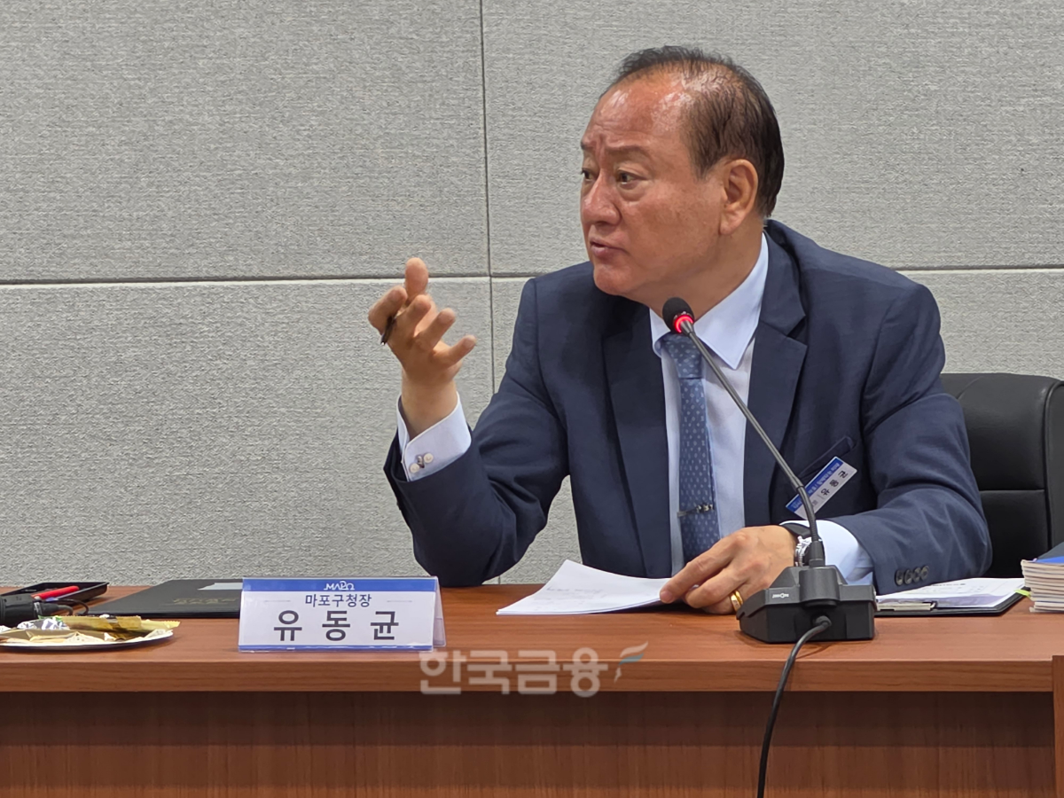 3일 기자들의 질문에 답하고 있는 유동균 마포구청장. /사진=조범형 기자