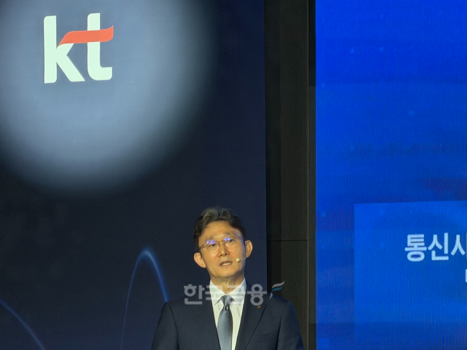 박윤영 KT 대표이사가 6일 서울 광진구 풀만 앰배서더 서울 이스트폴 호텔에서 취임 후 첫 기자간담회를 열고 ‘AX 플랫폼 컴퍼니’로 도약하기 위한 핵심 전략을 발표하고 있다. /사진=정채윤 기자