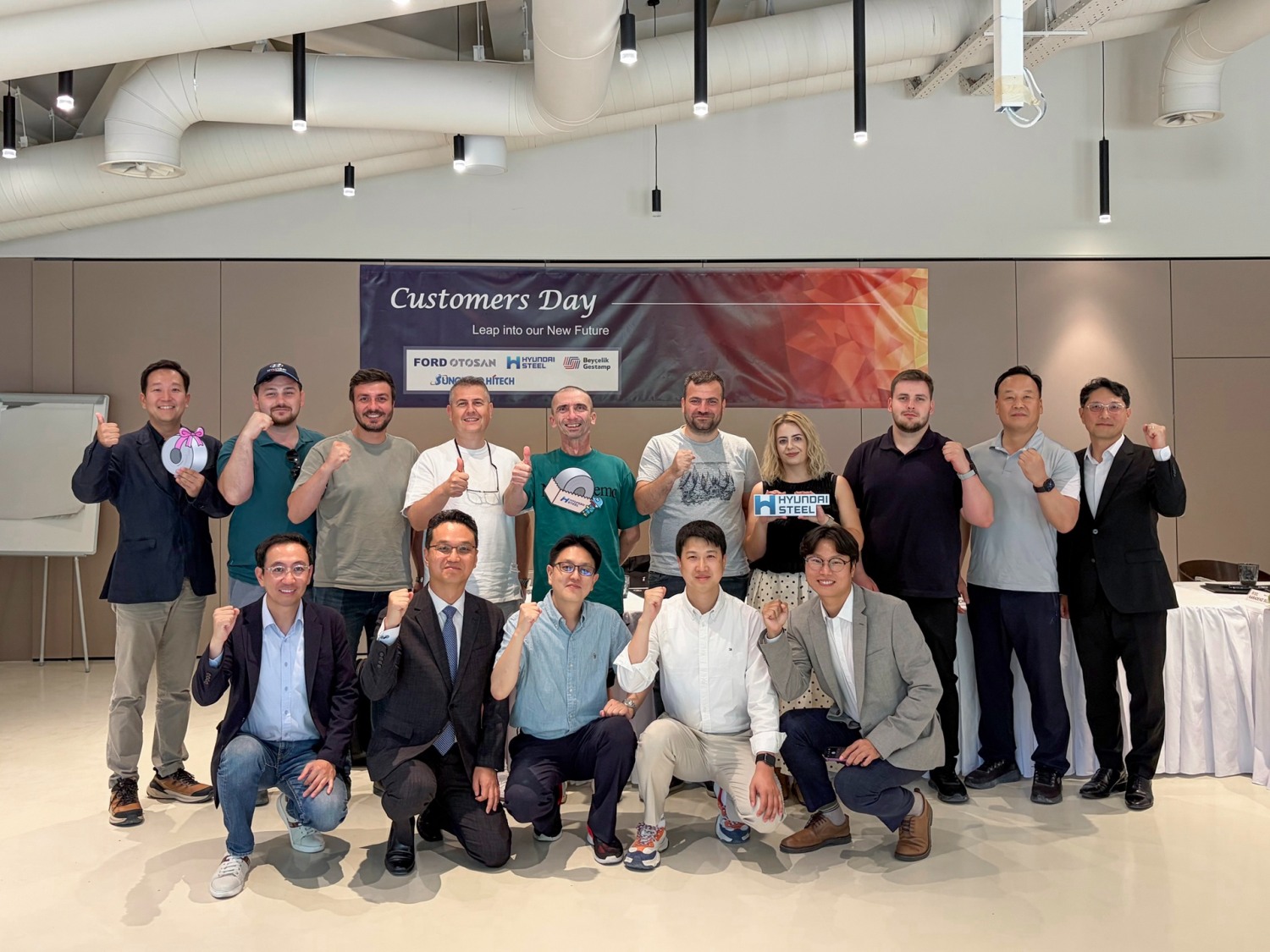 현대제철 및 글로벌 고객사 임직원들이 Customers Day 행사에서 단체 기념사진 촬영에 임하고 있다. /사진=현대제철