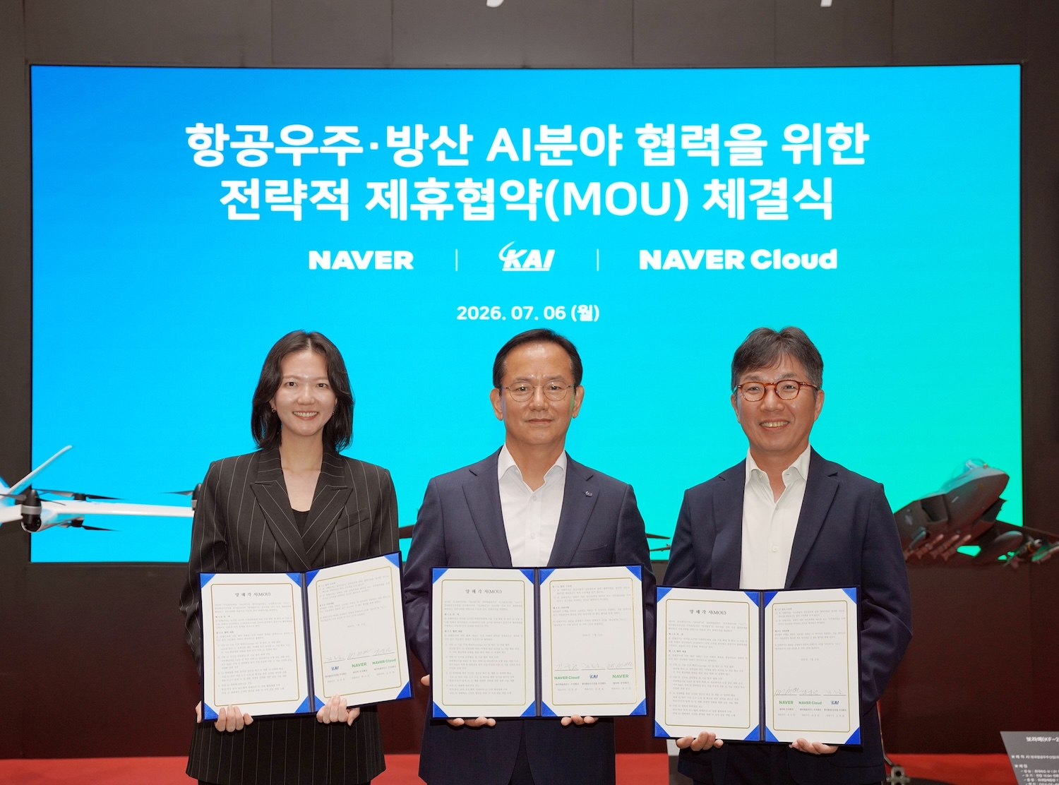 (왼쪽부터) 최수연 네이버 대표, 김종출 KAI 대표이사 사장, 김유원 네이버클라우드 대표. /사진=네이버