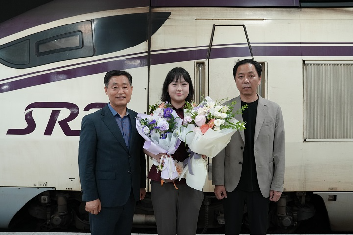 정왕국 SR 대표이사(왼쪽)와 김상수 SR노동조합 위원장(오른쪽)이 김민솔 기장에게 견장과 기념패를 수여하고 기념촬영을 하는 모습. /사진제공=SR