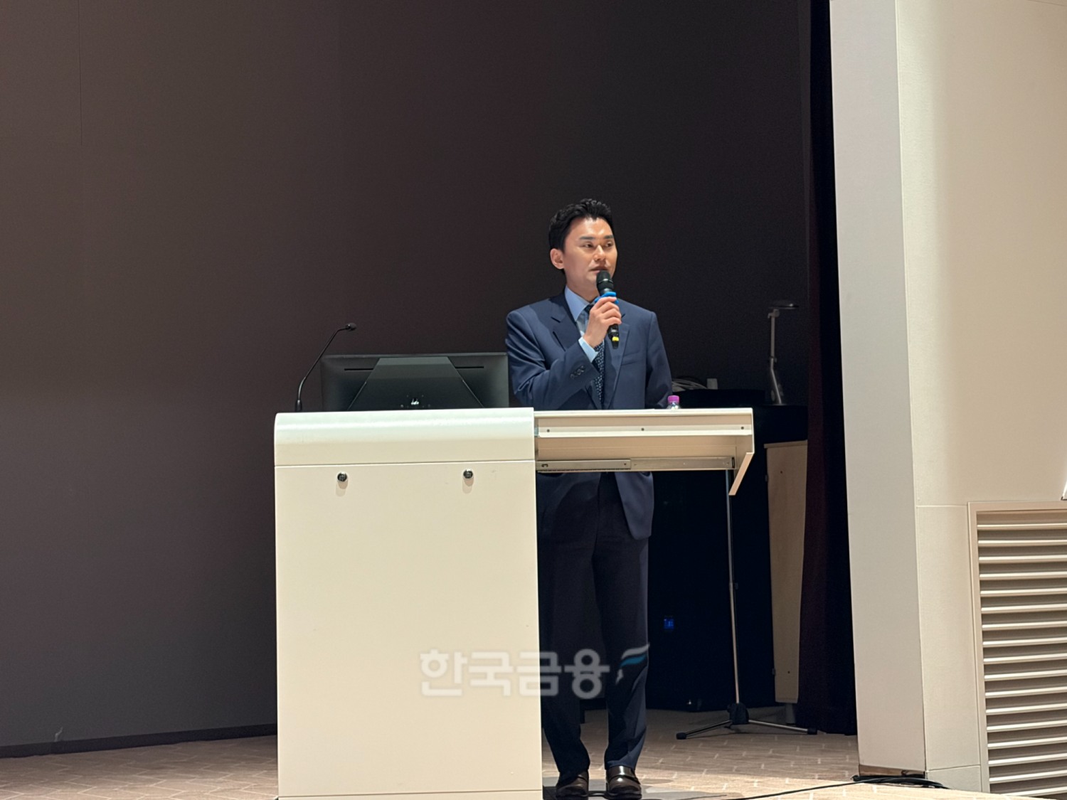 정성인 DS자산운용 ETF팀 이사가 10일 서울 여의도 한국거래소 컨퍼런스홀에서 열린 ETF(상장지수펀드) 출시 간담회에서 발표를 진행하고 있다. / 사진= 한국금융신문(2026.7.10)