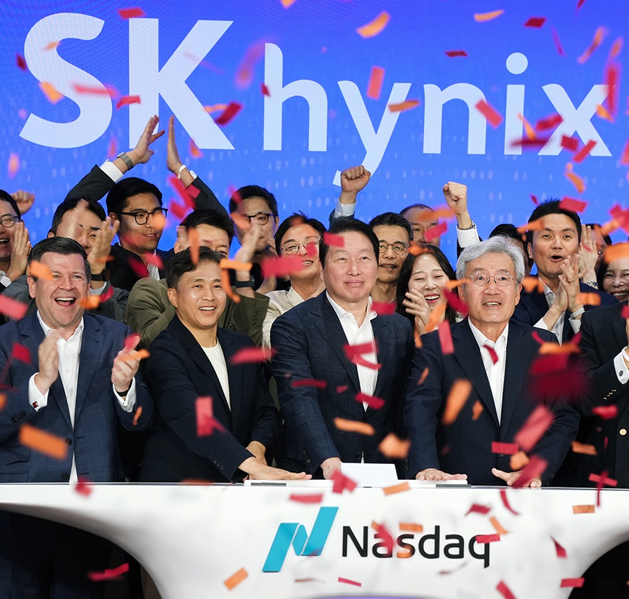 (왼쪽 첫줄 두번째부터) 곽노정 SK하이닉스 사장, 최태원 SK 회장, 고승범 SK하이닉스 이사회 의장. 사진=SK하이닉스