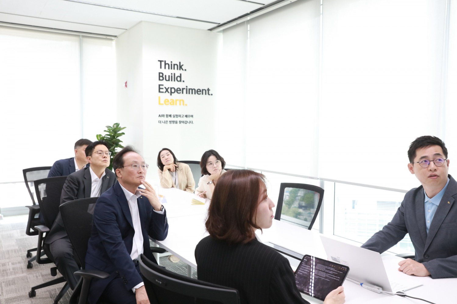 지난 1일 서울 여의도에 위치한 'KB AI Dev센터' 개소를 기념해 이환주 KB국민은행장과 센터 관계자들이 회의를 진행하고 있다. / 사진제공=KB국민은행