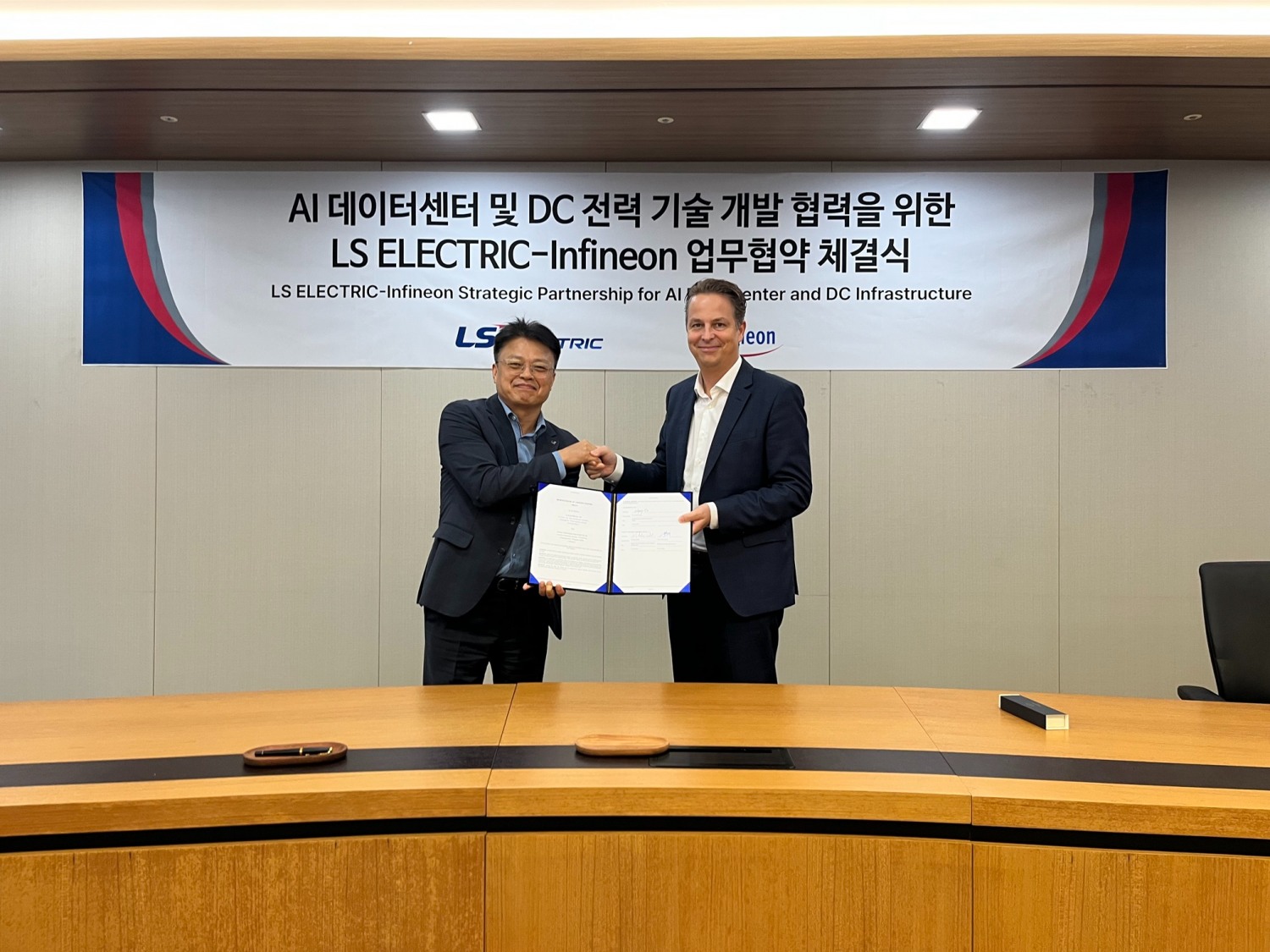 LS일렉트릭이 지난 10일 경기도 안양 LS일렉트릭 R&D캠퍼스에서 ‘AI 데이터센터와 직류(DC) 전력 기술 개발 협력을 위한 업무협약(MOU)’를 체결했다. 협약 체결 후 안길영 LS일렉트릭 생산/R&BD 총괄(왼쪽)과 안드레아스 바이슬 인피니언 테크놀로지스 산업·인프라(I2) 부문 최고영업책임자(CSO) 겸 수석부사장이 기념사진 촬영에 임하고 있다. 사진=LS일렉트릭