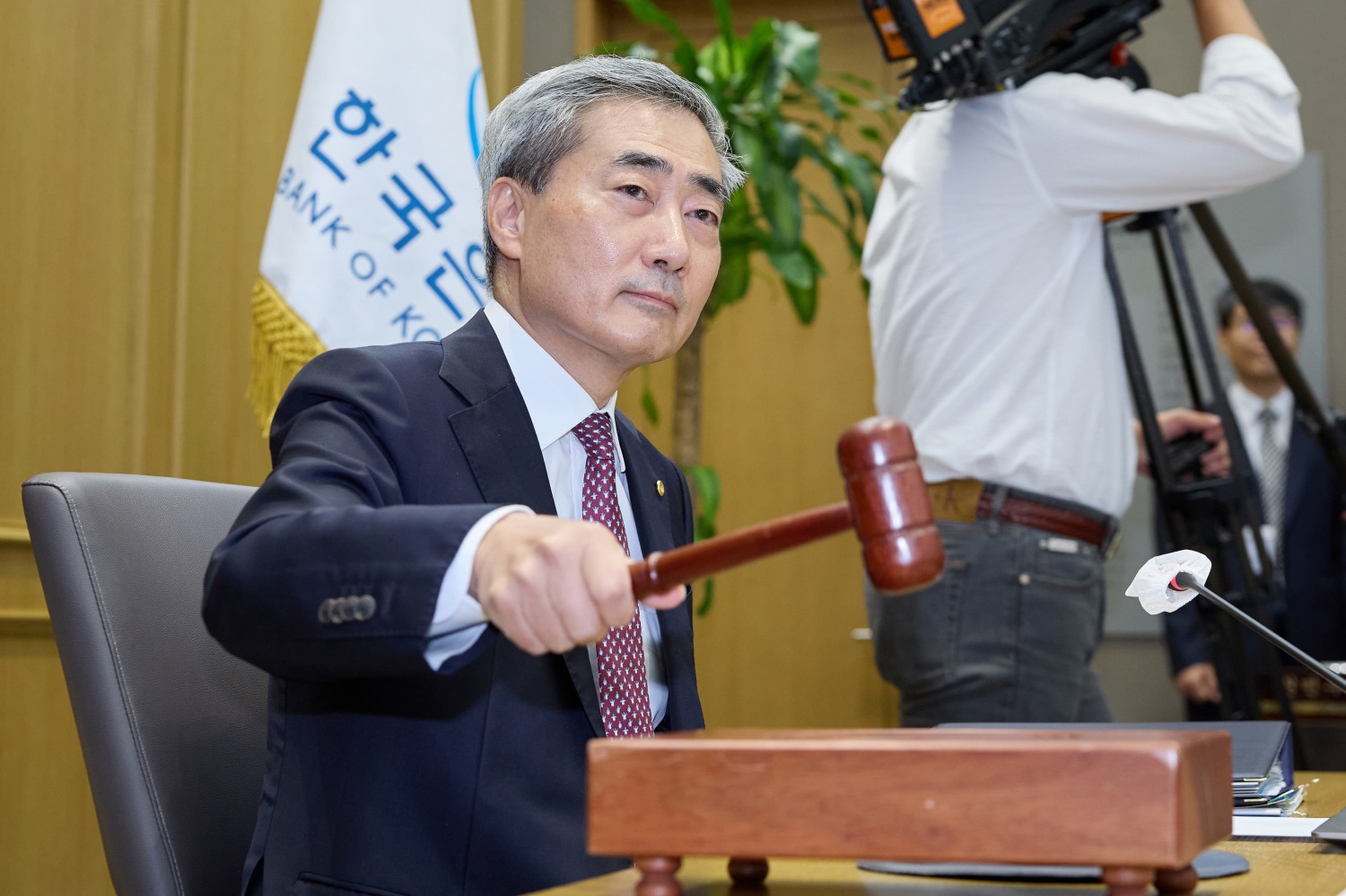 신현송 한국은행 총재가 16일 오전 서울 중구 한은에서 금융통화위원회 본회의를 주재하고 있다. 의사봉을 두드리는 모습. / 사진제공= 한국은행(2026.07.16)