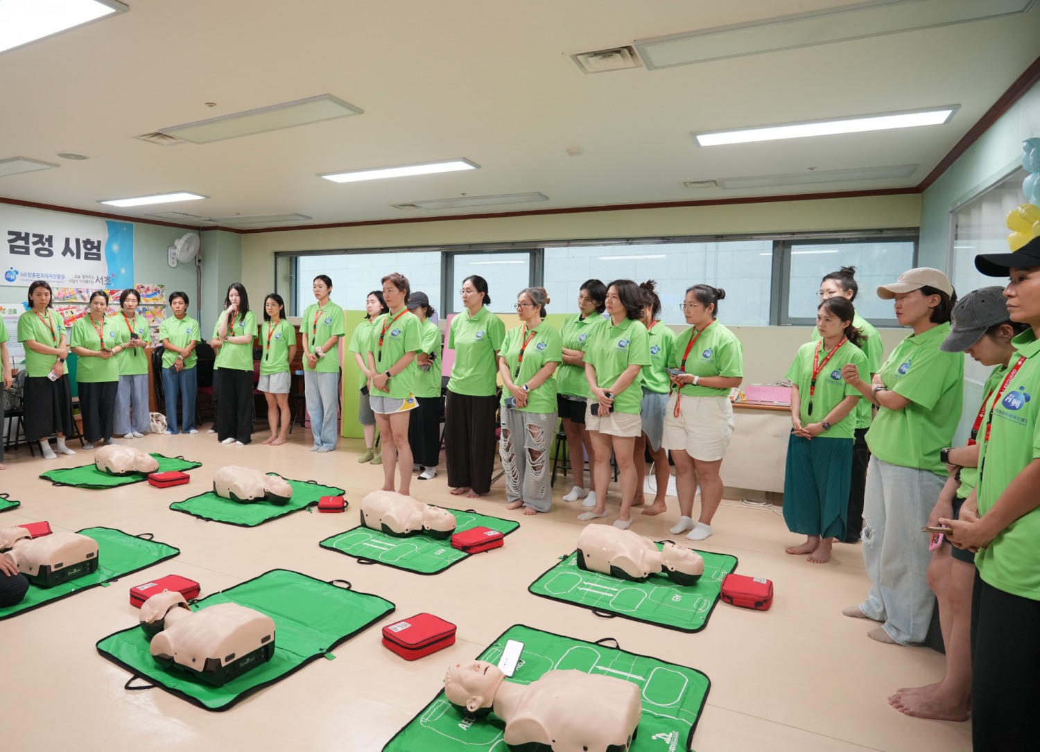 여성 수상안전요원 양성과정 프로그램에 참여자들이 심폐소생술(CPR) 교육을 받고 있다. /사진=청흥