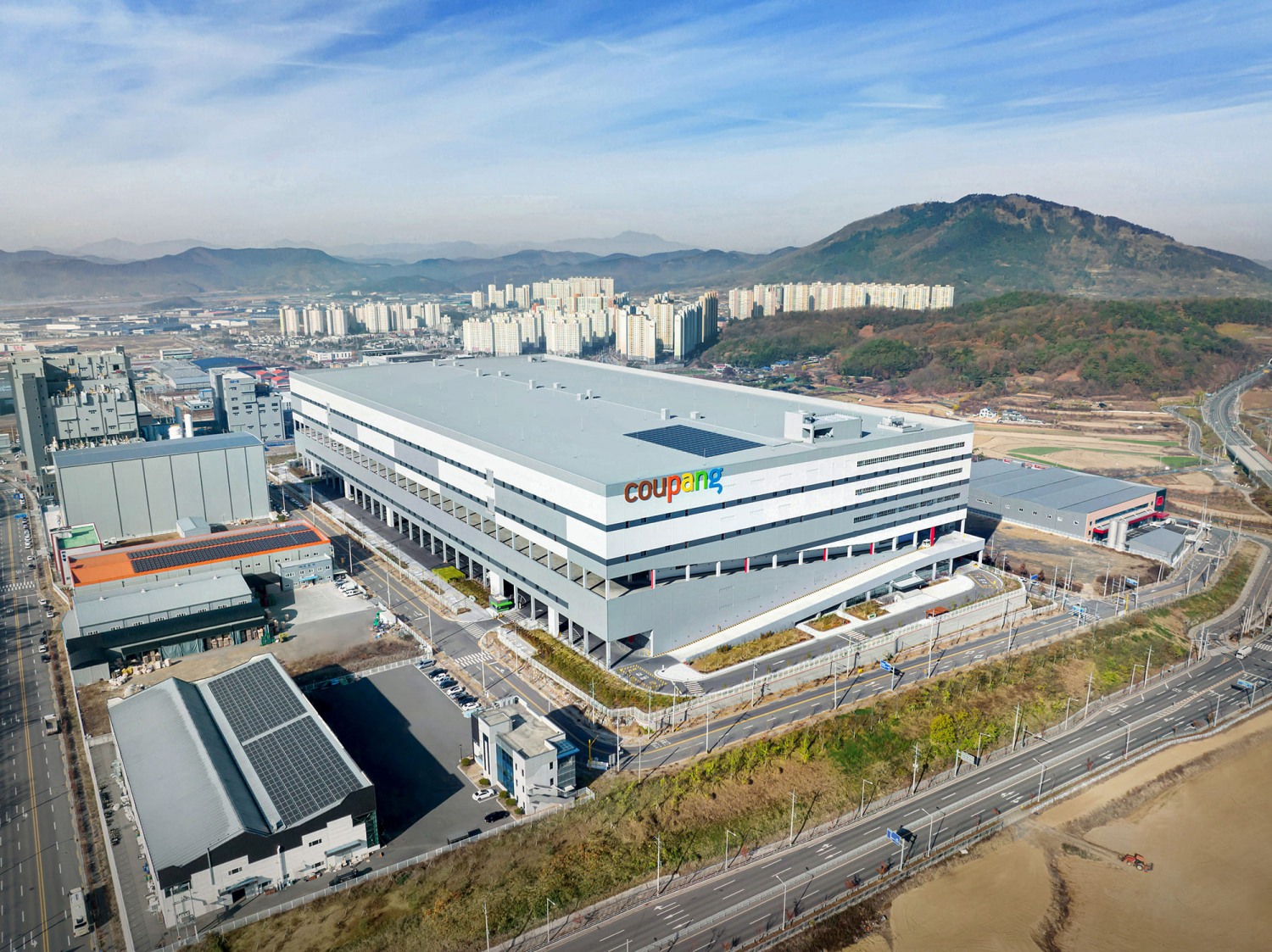 인천 쿠팡 물류센터에서 지난 18일 화재가 발생했다. 위 사진은 해당 물류센터와 관계없음. /사진제공=쿠팡