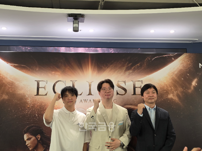 22일 분당 퍼스트타워에서 진행된 스마일게이트 '이클립스 제작발표회'에서 (왼쪽부터)김동혁 엔픽셀 아트 총괄, 이상문 총괄 PD, 신재익 스마일게이트 퍼블리싱 사업본부 총괄이 기념사진을 촬영하고 있다. / 사진=김재훈 기자