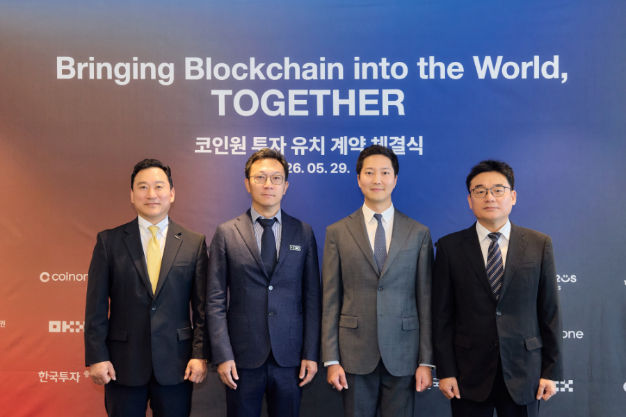 (왼쪽부터) 한국투자증권 김성환 대표, OKX 네테로 다이 글로벌 마켓 총괄 대표, 코인원 차명훈 대표, 컴투스홀딩스 정철호 대표가 지난 5월 29일 여의도 코인원 본사에서 진행된 코인원 투자 유치 계약 체결식에 참석해 기념촬영을 하고 있다. / 사진제공= 코인원(2026.05.29)