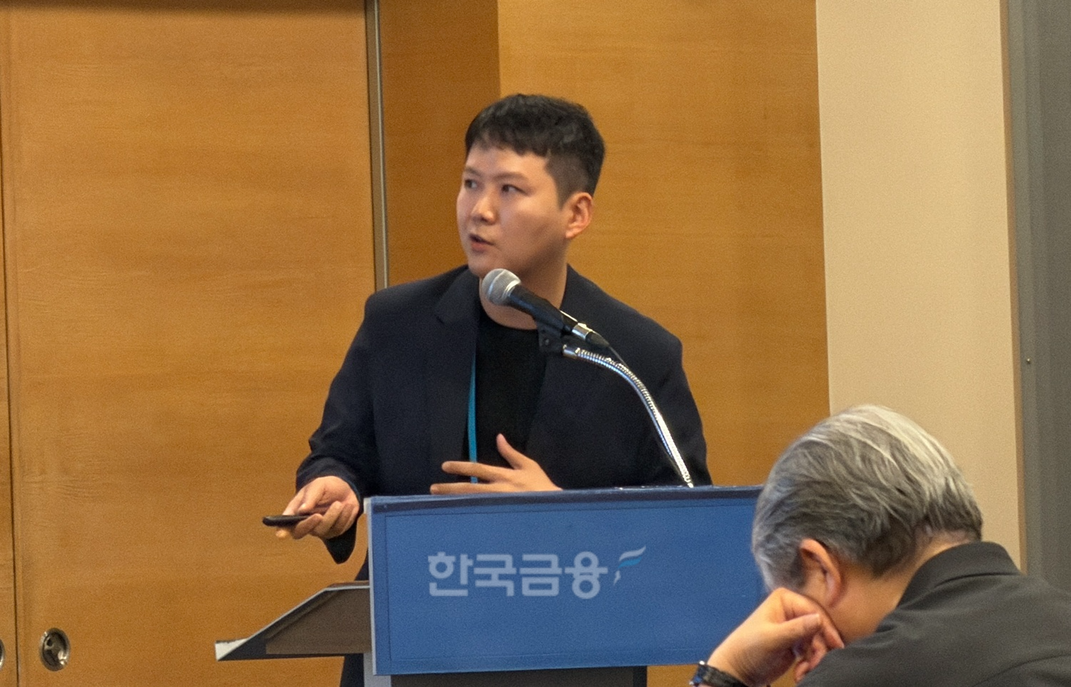 이성호 국립한밭대 교수가 ‘라스트마일 경쟁 시대의 지속가능한 배달플랫폼 전략’을 주제로 발표하고 있다. /사진=박슬기 기자