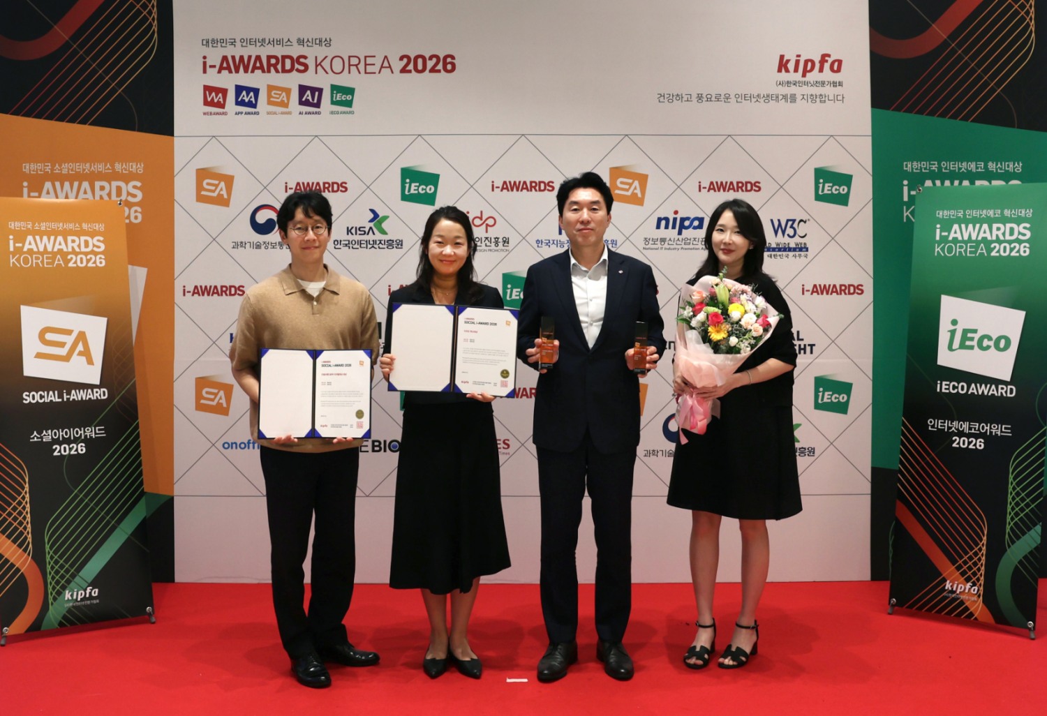 홍상균 롯데건설 디자인연구소장(오른쪽에서 두 번째)과 직원들이 지난 23일 서울 엘타워에서 열린 ‘소셜아이어워드 2026’ 시상식에서 롯데캐슬 공식 유튜브 채널 ‘오케롯캐’로 디자인 혁신대상을, 오리지널 시리즈 ‘가족의 왕국’으로 건설브랜드분야 디지털영상 대상을 수상했다. /사진제공=롯데건설