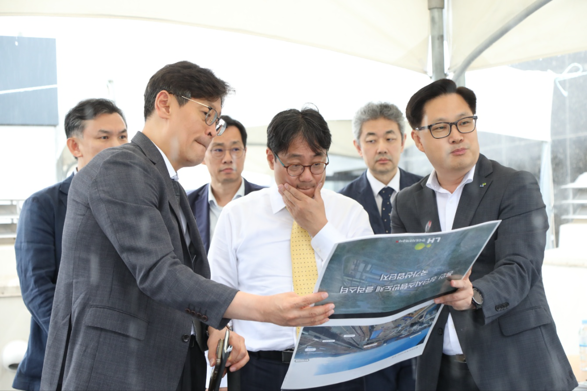 지난 9일 이성훈 한국토지주택공사(LH) 사장(가운데)이 용인 반도체 국가산단 사업현장을 찾아 현장을 점검하고 있다. /사진제공=LH