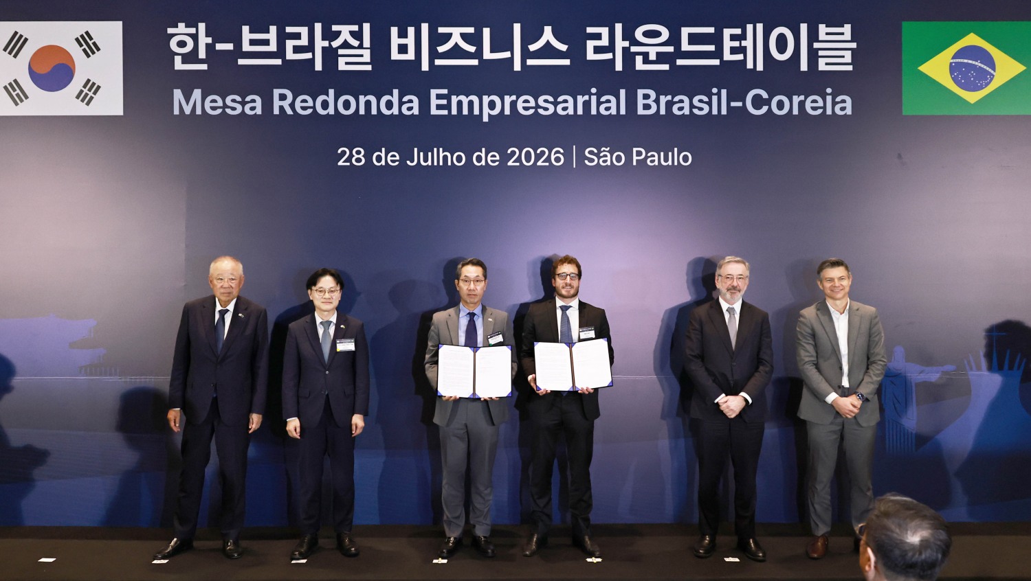 (왼쪽부터) 류진 한국경제인협회 회장, 김정관 산업통상부 장관, 이동훈 SK바이오팜 사장, 마르쿠 빌리(Marco Billi) 유로파마(Eurofarma) 글로벌 CEO, 마르시우 엘리아스 호자(Márcio Elias Rosa) 브라질 개발산업통상서비스부 장관, 라우데미르 뮐러(Laudemir Müller) Apex브라질 회장이 28일(현지시간) 브라질 상파울루에서 열린 '한-브라질 비즈니스 라운드테이블'에서 기념 촬영을 하고 있다. /사진=SK바이오팜